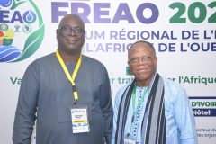 Le-Directeur-Executif-Adjoint-Razaki-SANOUSSI-avec-le-Directeur-Executif-Nicolas-Dadja-GNAKPAOU-scaled